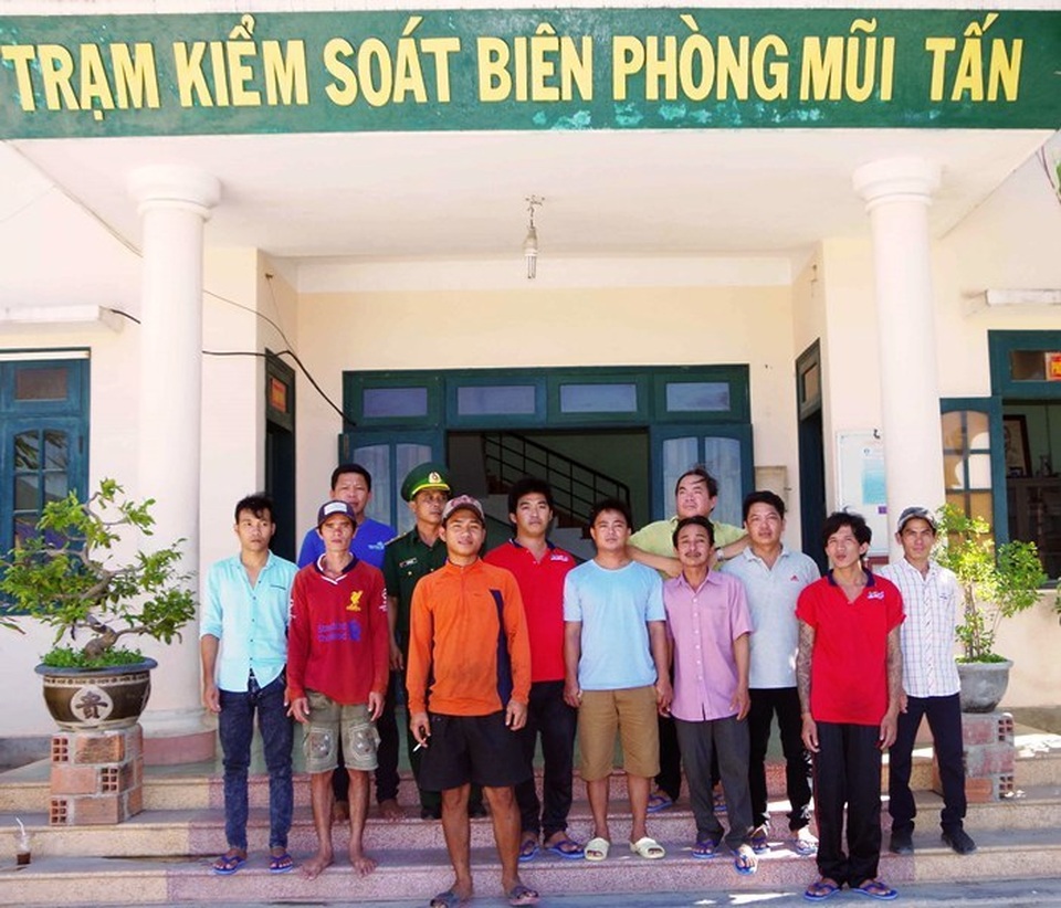 Tàu cá bốc cháy trên biển Trường Sa, 11 ngư dân may mắn được cứu sống - 2 Tàu cá bốc cháy trên biển Trường Sa, 11 ngư dân may mắn được cứu sống - 2