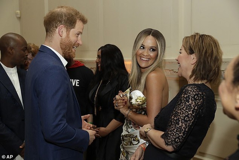 Rita Ora mặc gợi cảm khi gặp hoàng tử Harry - 2 Rita Ora mặc gợi cảm khi gặp hoàng tử Harry - 2