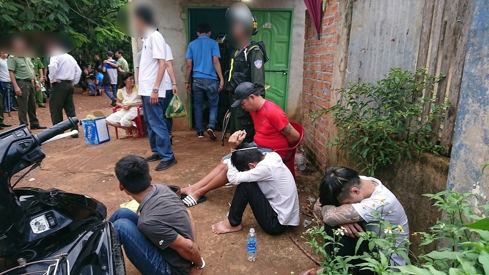 Công an ập vào 5 tụ điểm, bắt hàng chục đối tượng mua bán ma túy - 3 Công an ập vào 5 tụ điểm, bắt hàng chục đối tượng mua bán ma túy - 3