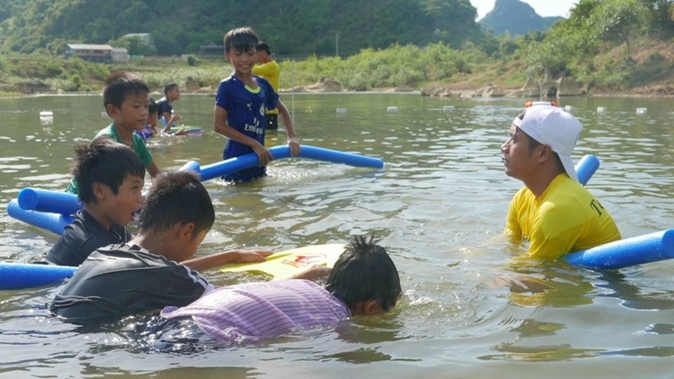Quảng Bình: Mở lớp dạy bơi miễn phí cho học sinh sau hàng loạt vụ đuối nước - 2 Quảng Bình: Mở lớp dạy bơi miễn phí cho học sinh sau hàng loạt vụ đuối nước - 2
