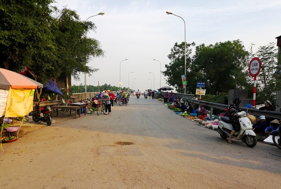 Hà Nội: Cầu tỉnh lộ thành nơi họp chợ, phơi thóc - 1 Hà Nội: Cầu tỉnh lộ thành nơi họp chợ, phơi thóc - 1