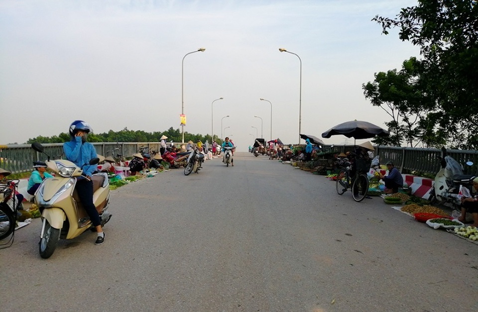Hà Nội: Cầu tỉnh lộ thành nơi họp chợ, phơi thóc - 2 Hà Nội: Cầu tỉnh lộ thành nơi họp chợ, phơi thóc - 2