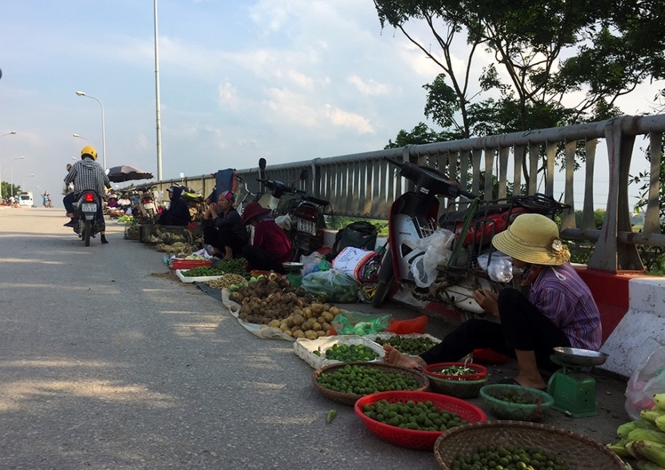 Hà Nội: Cầu tỉnh lộ thành nơi họp chợ, phơi thóc - 3 Hà Nội: Cầu tỉnh lộ thành nơi họp chợ, phơi thóc - 3