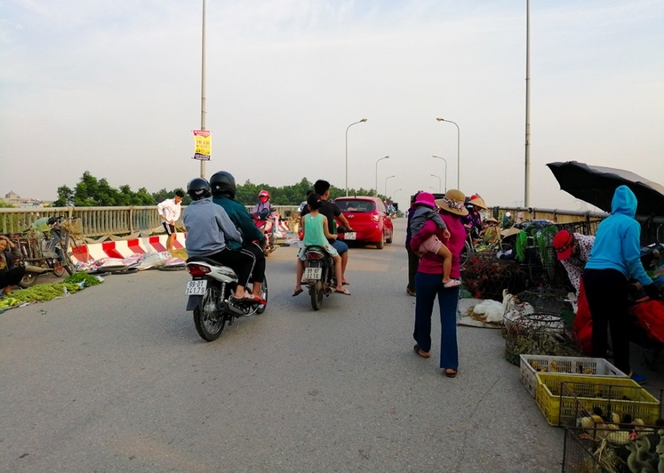 Hà Nội: Cầu tỉnh lộ thành nơi họp chợ, phơi thóc - 8 Hà Nội: Cầu tỉnh lộ thành nơi họp chợ, phơi thóc - 8
