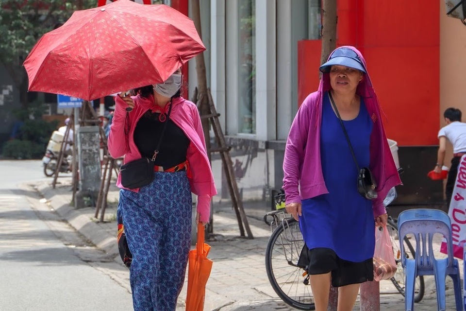 Nóng như tạt lửa vào người, dân Hà Nội trùm kín như ninja đi đường - 2 Nóng như tạt lửa vào người, dân Hà Nội trùm kín như ninja đi đường - 2