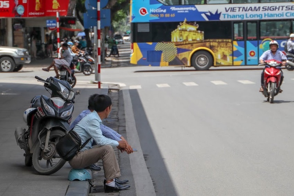 Nóng như tạt lửa vào người, dân Hà Nội trùm kín như ninja đi đường - 10 Nóng như tạt lửa vào người, dân Hà Nội trùm kín như ninja đi đường - 10