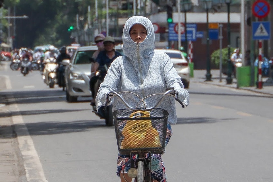 Nóng như tạt lửa vào người, dân Hà Nội trùm kín như ninja đi đường - 4 Nóng như tạt lửa vào người, dân Hà Nội trùm kín như ninja đi đường - 4