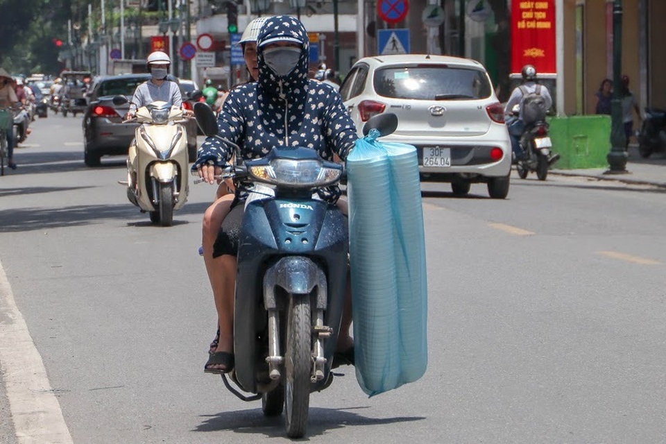 Nóng như tạt lửa vào người, dân Hà Nội trùm kín như ninja đi đường - 5 Nóng như tạt lửa vào người, dân Hà Nội trùm kín như ninja đi đường - 5