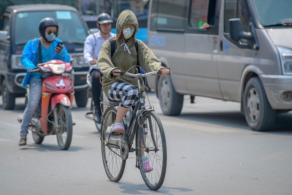 Nóng như tạt lửa vào người, dân Hà Nội trùm kín như ninja đi đường - 1 Nóng như tạt lửa vào người, dân Hà Nội trùm kín như ninja đi đường - 1