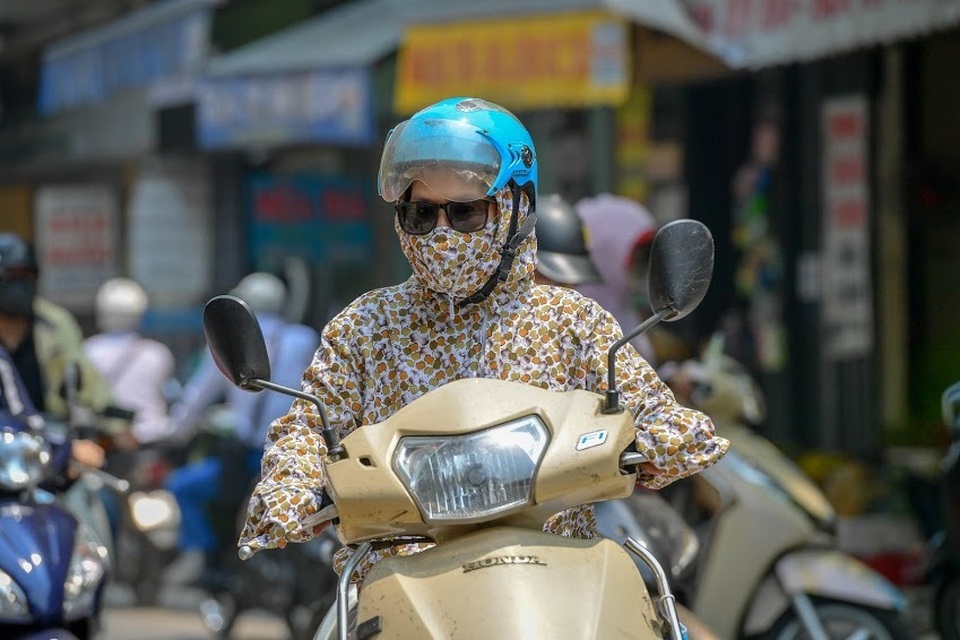 Nóng như tạt lửa vào người, dân Hà Nội trùm kín như ninja đi đường - 3 Nóng như tạt lửa vào người, dân Hà Nội trùm kín như ninja đi đường - 3