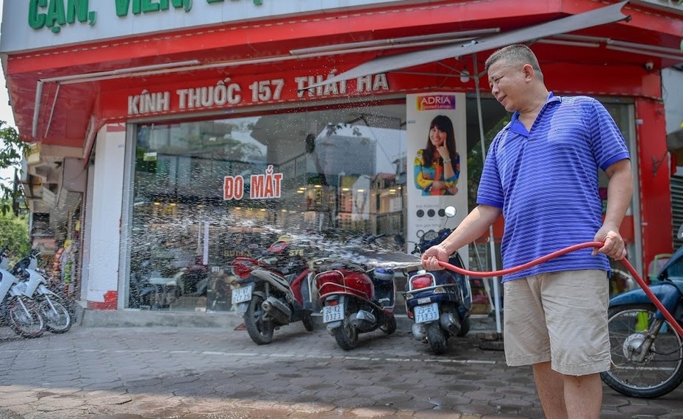 Nóng như tạt lửa vào người, dân Hà Nội trùm kín như ninja đi đường - 7 Nóng như tạt lửa vào người, dân Hà Nội trùm kín như ninja đi đường - 7