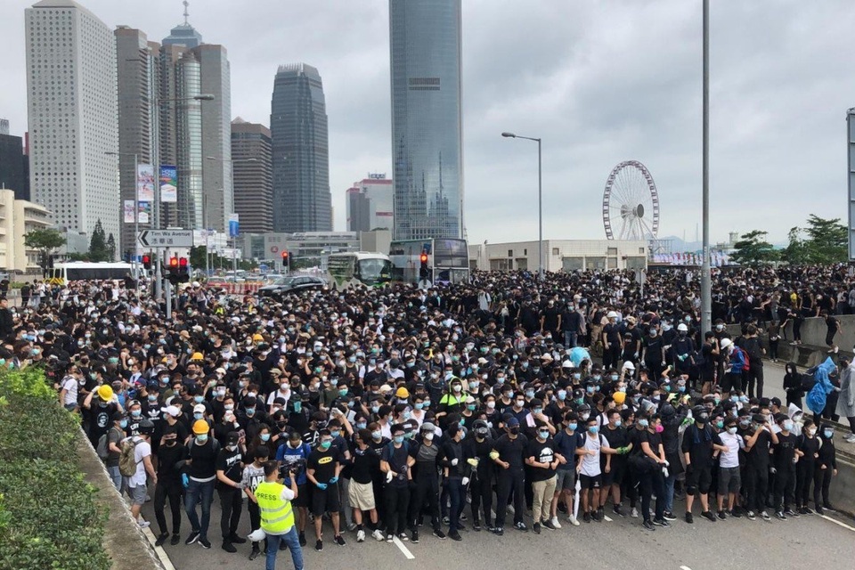 Người Hong Kong biểu tình suốt đêm, chặn trụ sở chính quyền - 1 Người Hong Kong biểu tình suốt đêm, chặn trụ sở chính quyền - 1
