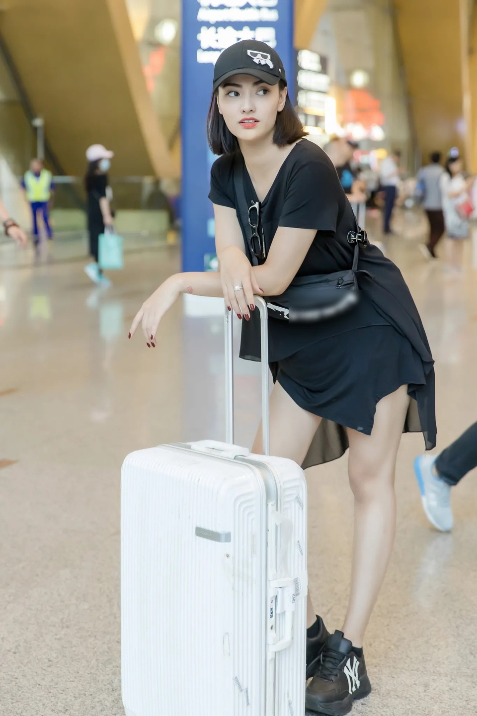 Hồng Quế diện mốt giấu quần khoe chân dài miên man, gợi cảm - 8 Hồng Quế diện mốt giấu quần khoe chân dài miên man, gợi cảm - 8