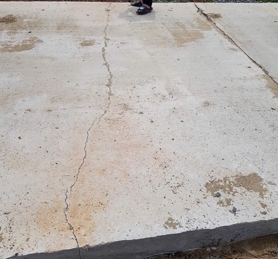 Quảng Bình: Ngao ngán đường gần 10 tỷ chưa nghiệm thu đã nứt gãy! - 1