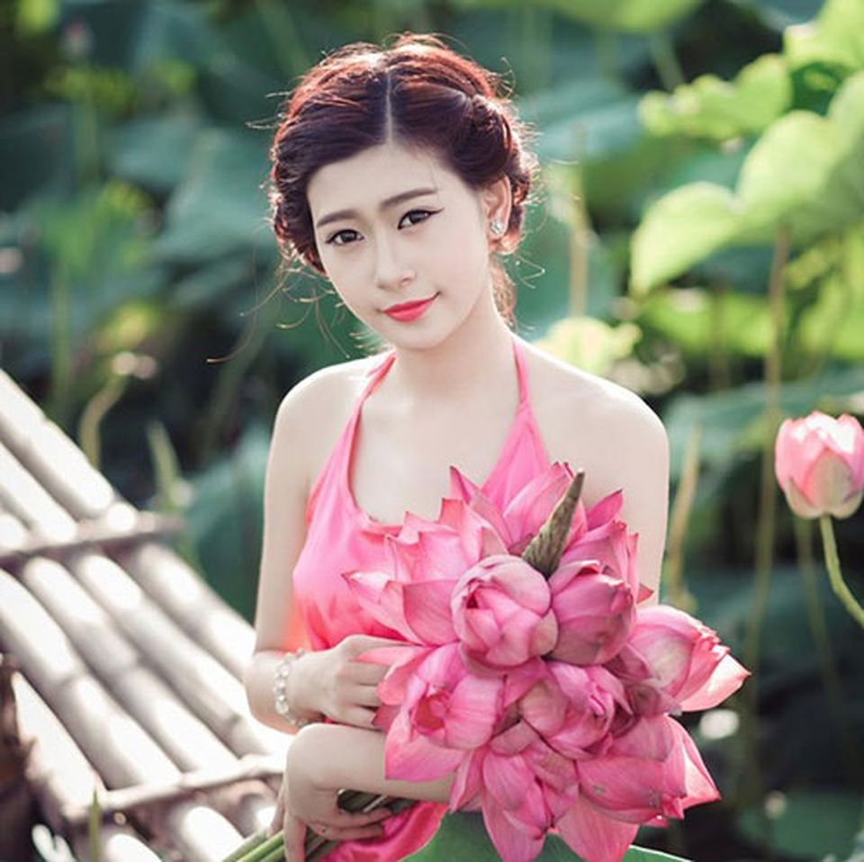 Những thiếu nữ mặc thế này đẹp hút mắt ở hồ sen, cần gì khoe thân - 12 Những thiếu nữ mặc thế này đẹp hút mắt ở hồ sen, cần gì khoe thân - 12