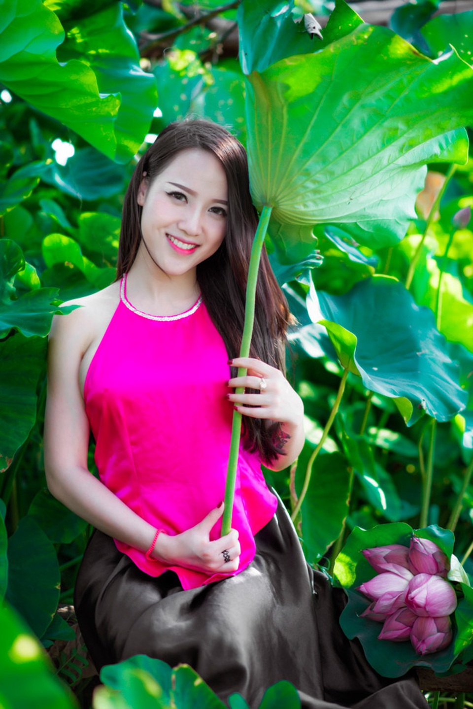 Những thiếu nữ mặc thế này đẹp hút mắt ở hồ sen, cần gì khoe thân - 14 Những thiếu nữ mặc thế này đẹp hút mắt ở hồ sen, cần gì khoe thân - 14