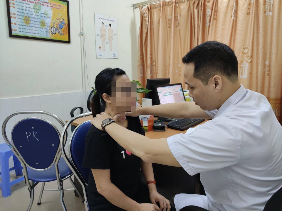 Sẹo như con đỉa trên cổ cô gái trẻ vì thầy lang bôi thuốc nhầy, đốt hương quanh cổ - 2 Sẹo như con đỉa trên cổ cô gái trẻ vì thầy lang bôi thuốc nhầy, đốt hương quanh cổ - 2