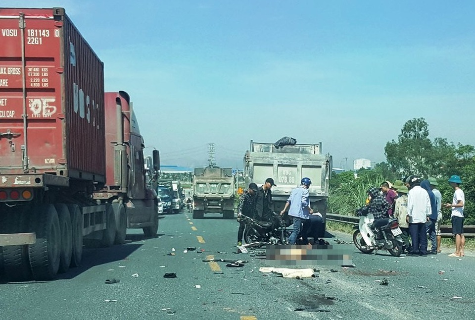 Hai thanh niên tử nạn sau cú đối đầu với xe ben  - 2