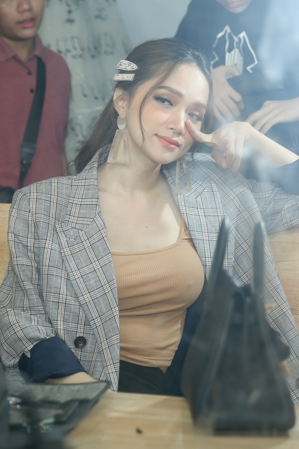 Dương Khắc Linh được vợ mới cưới chăm sóc tận răng trong hậu trường - 2 Dương Khắc Linh được vợ mới cưới chăm sóc tận răng trong hậu trường - 2