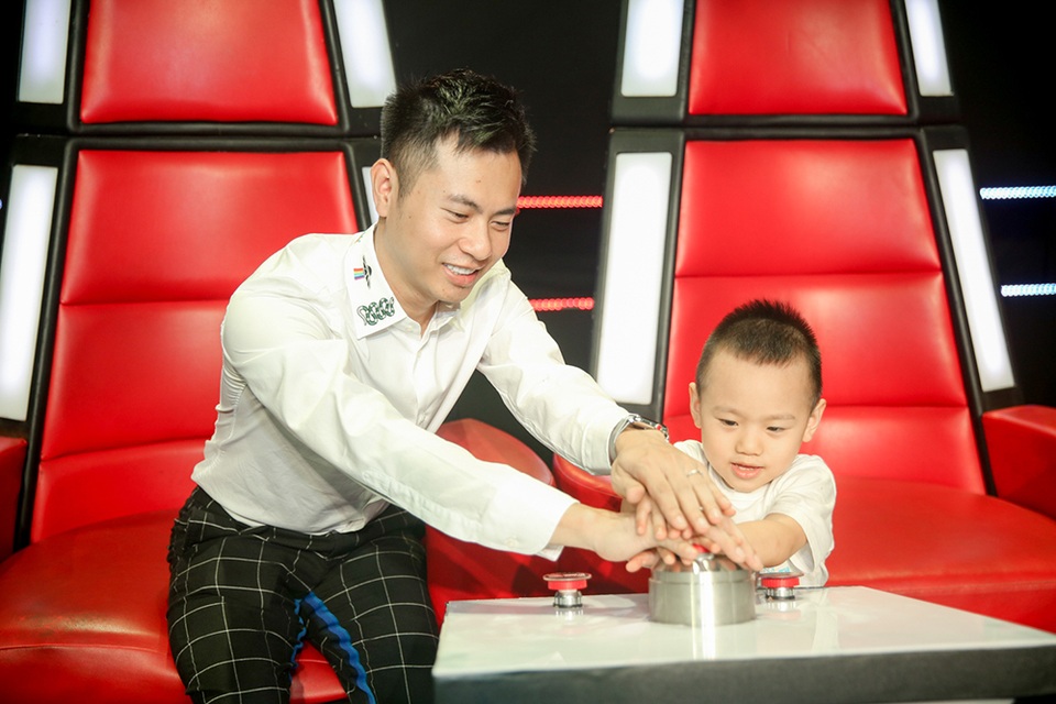 Dương Khắc Linh được vợ mới cưới chăm sóc tận răng trong hậu trường - 5 Dương Khắc Linh được vợ mới cưới chăm sóc tận răng trong hậu trường - 5