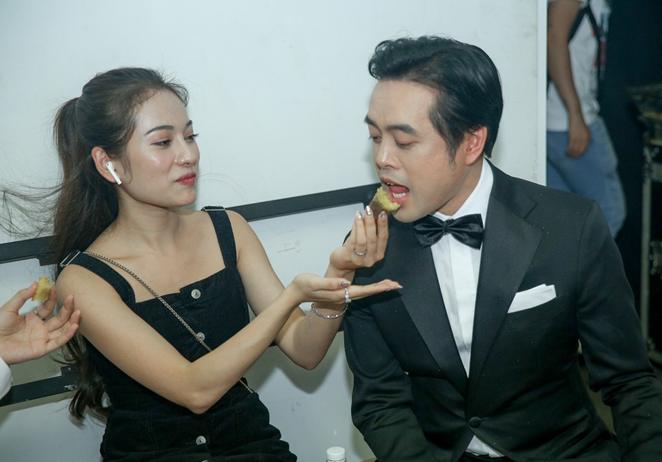Dương Khắc Linh được vợ mới cưới chăm sóc tận răng trong hậu trường - 9 Dương Khắc Linh được vợ mới cưới chăm sóc tận răng trong hậu trường - 9