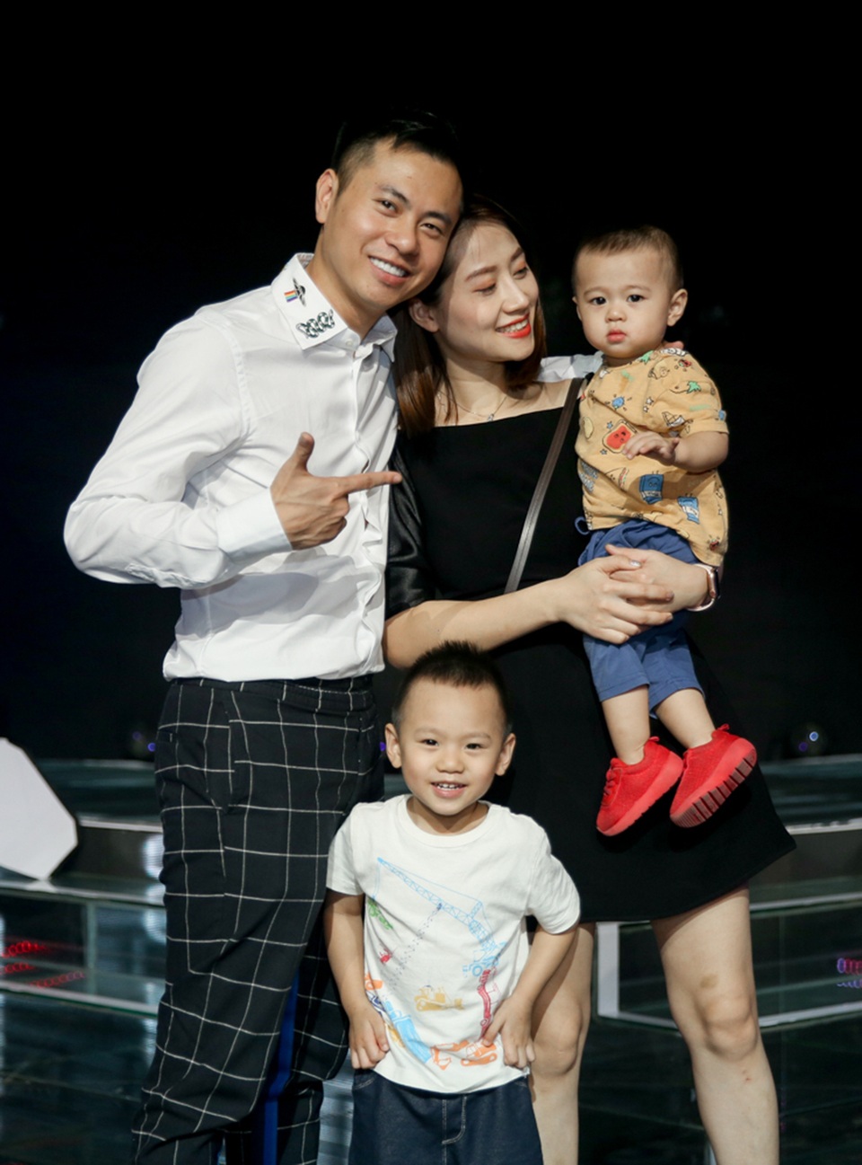 Dương Khắc Linh được vợ mới cưới chăm sóc tận răng trong hậu trường - 4 Dương Khắc Linh được vợ mới cưới chăm sóc tận răng trong hậu trường - 4