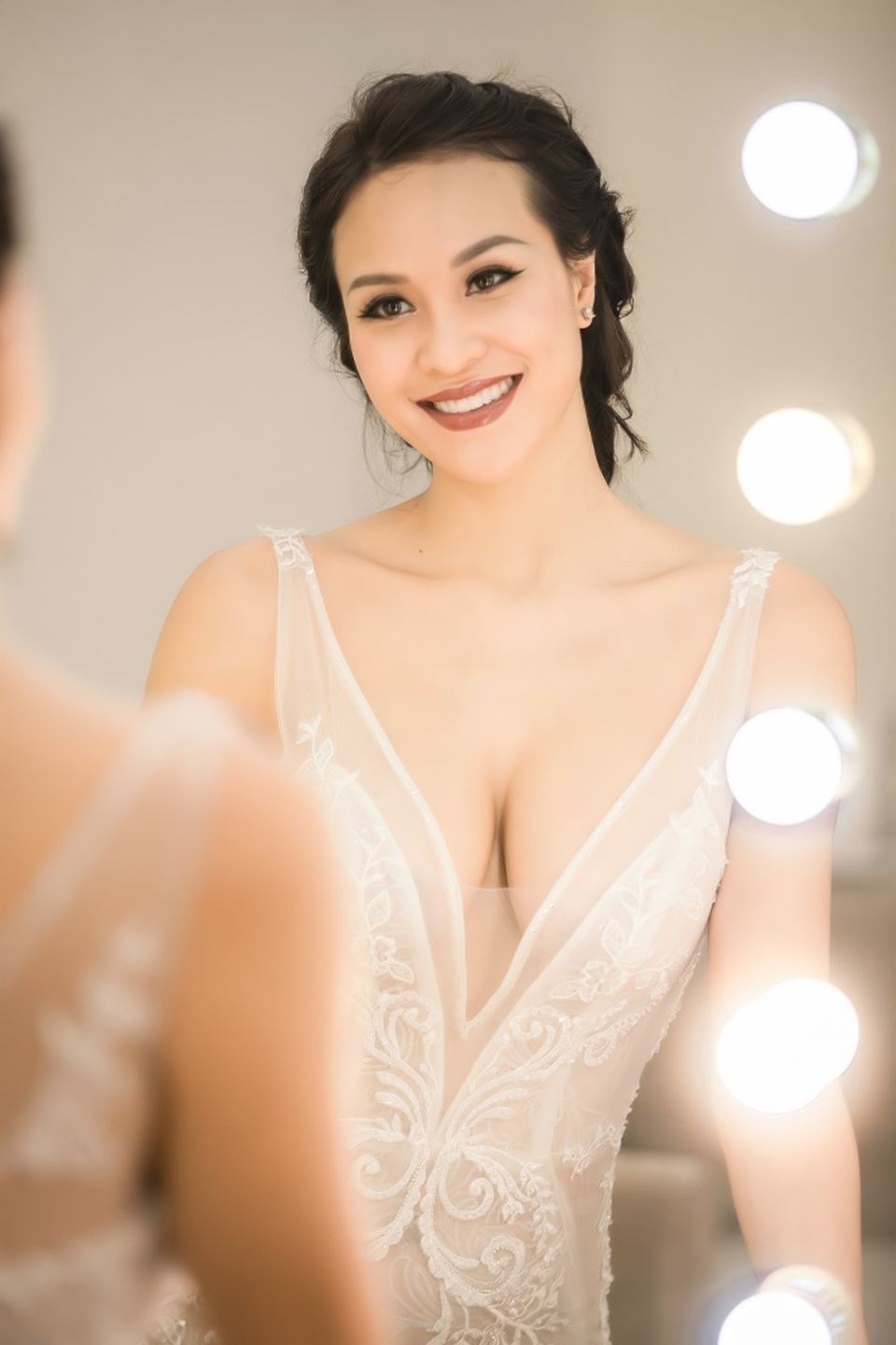 Lấy chồng Tây, MC nóng bỏng nhất nhì showbiz Việt áp lực nhất điều gì? - 2 Lấy chồng Tây, MC nóng bỏng nhất nhì showbiz Việt áp lực nhất điều gì? - 2