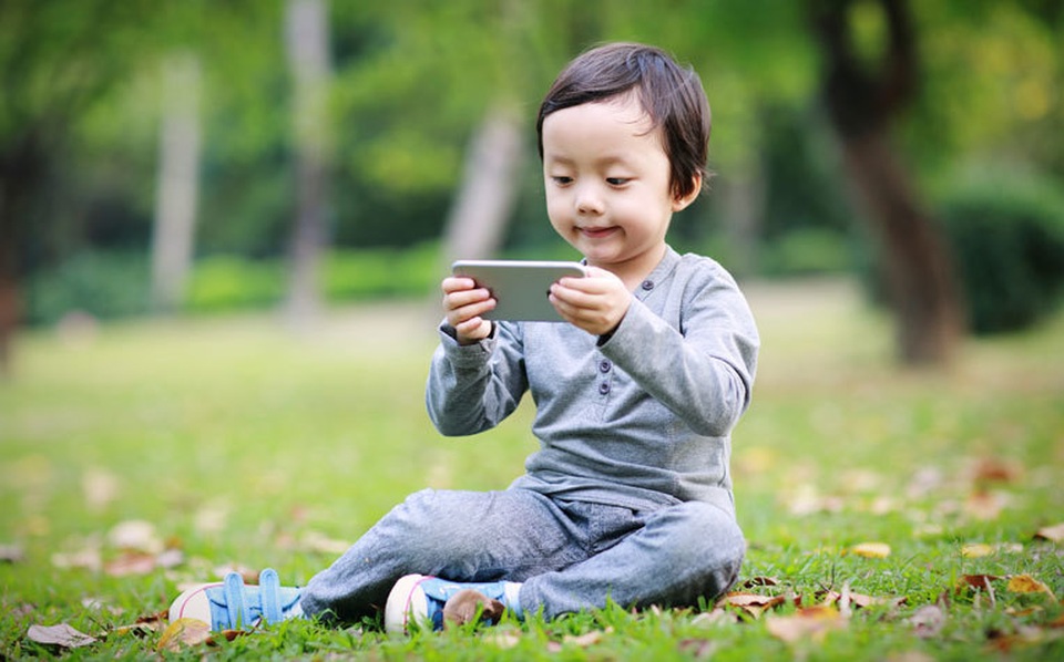 Bé gái 2 tuổi bị cận thị nặng vì cha mẹ cho xem smartphone quá nhiều - 1 Bé gái 2 tuổi bị cận thị nặng vì cha mẹ cho xem smartphone quá nhiều - 1