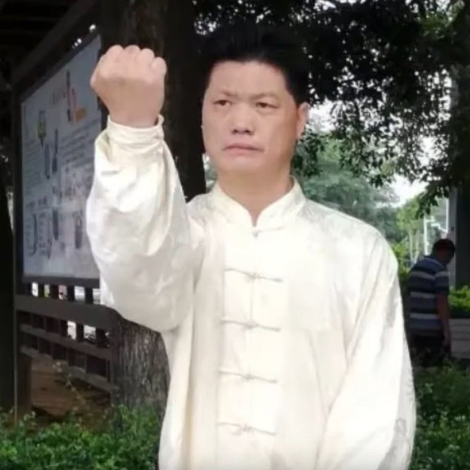 Clip “võ sư Trung Quốc xin thua rồi bất ngờ đánh lén đối thủ” khiến dân mạng chê cười - 1