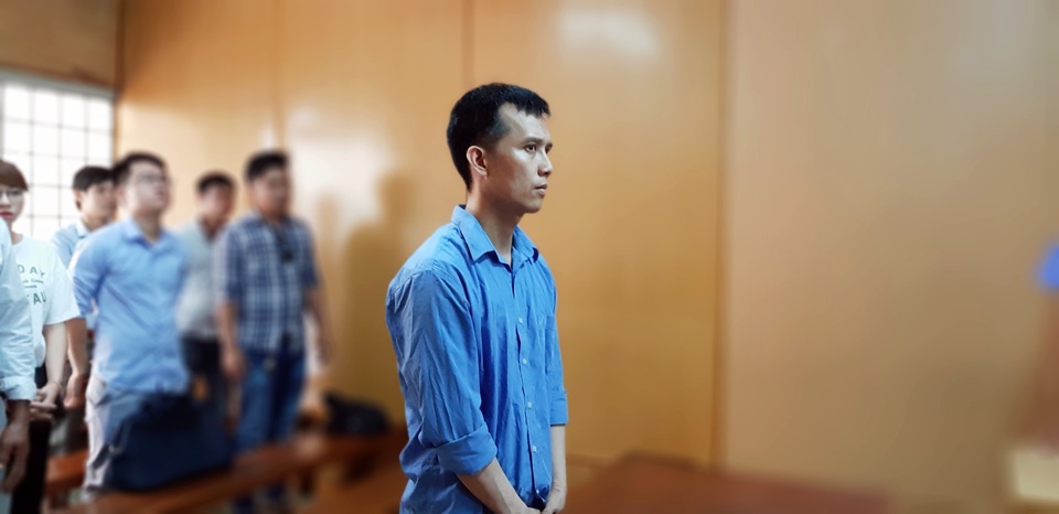 Người chồng xem phim hài bên cạnh vợ tử vong - 1