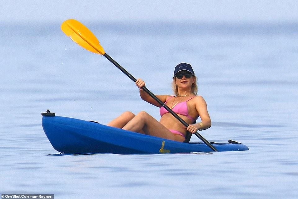 Kate Hudson tự tin diện áo tắm sau khi sinh con thứ 3 - 5 Kate Hudson tự tin diện áo tắm sau khi sinh con thứ 3 - 5