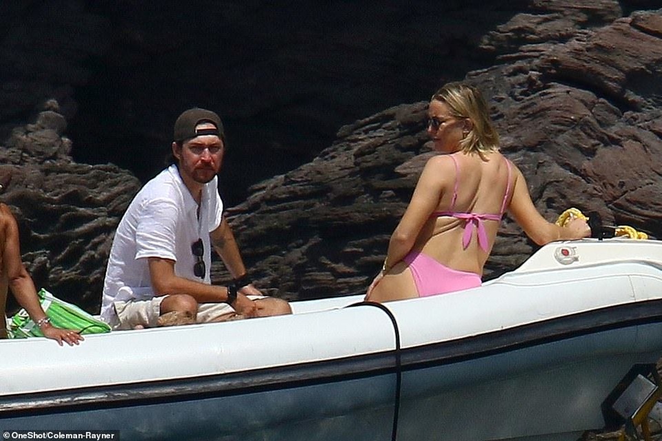 Kate Hudson tự tin diện áo tắm sau khi sinh con thứ 3 - 3 Kate Hudson tự tin diện áo tắm sau khi sinh con thứ 3 - 3