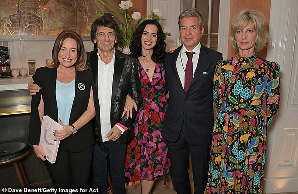 Rocker 72 tuổi đưa vợ kém 31 tuổi dự sự kiện - 8 Rocker 72 tuổi đưa vợ kém 31 tuổi dự sự kiện - 8