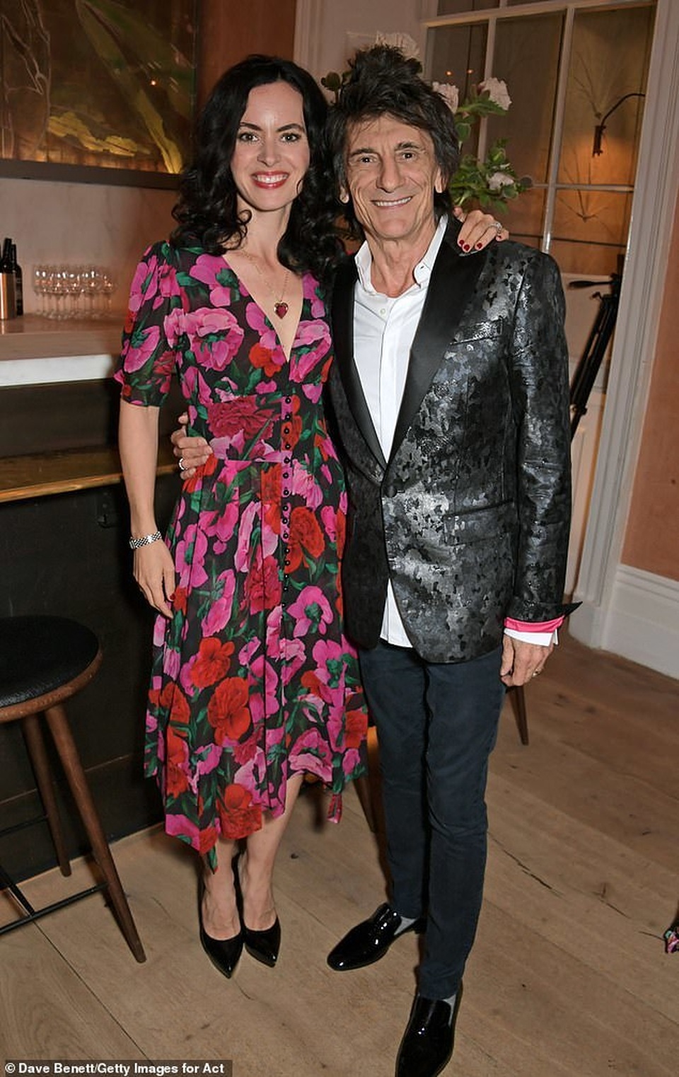 Rocker 72 tuổi đưa vợ kém 31 tuổi dự sự kiện - 4 Rocker 72 tuổi đưa vợ kém 31 tuổi dự sự kiện - 4