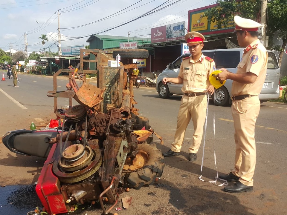 Xe máy cày gãy trục lao vào xe máy, 10 người bị thương - 2 Xe máy cày gãy trục lao vào xe máy, 10 người bị thương - 2