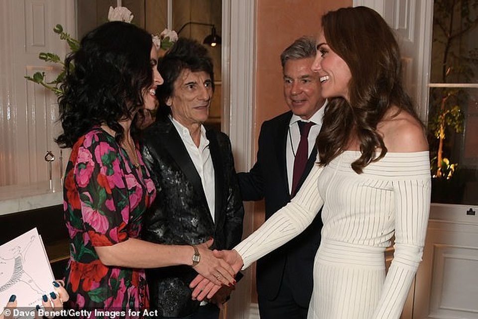 Rocker 72 tuổi đưa vợ kém 31 tuổi dự sự kiện - 7 Rocker 72 tuổi đưa vợ kém 31 tuổi dự sự kiện - 7