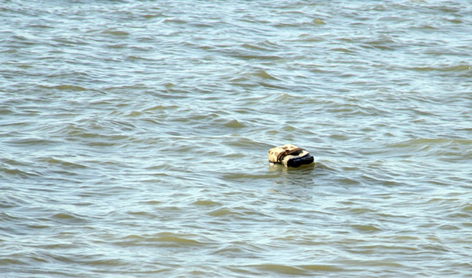 Phát hiện bom dưới đáy sông, quân đội cắm phao cảnh báo - 2