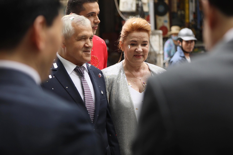 Chồng Tây đắm đuối khoá môi siêu mẫu Phương Mai trong lễ ăn hỏi - 8