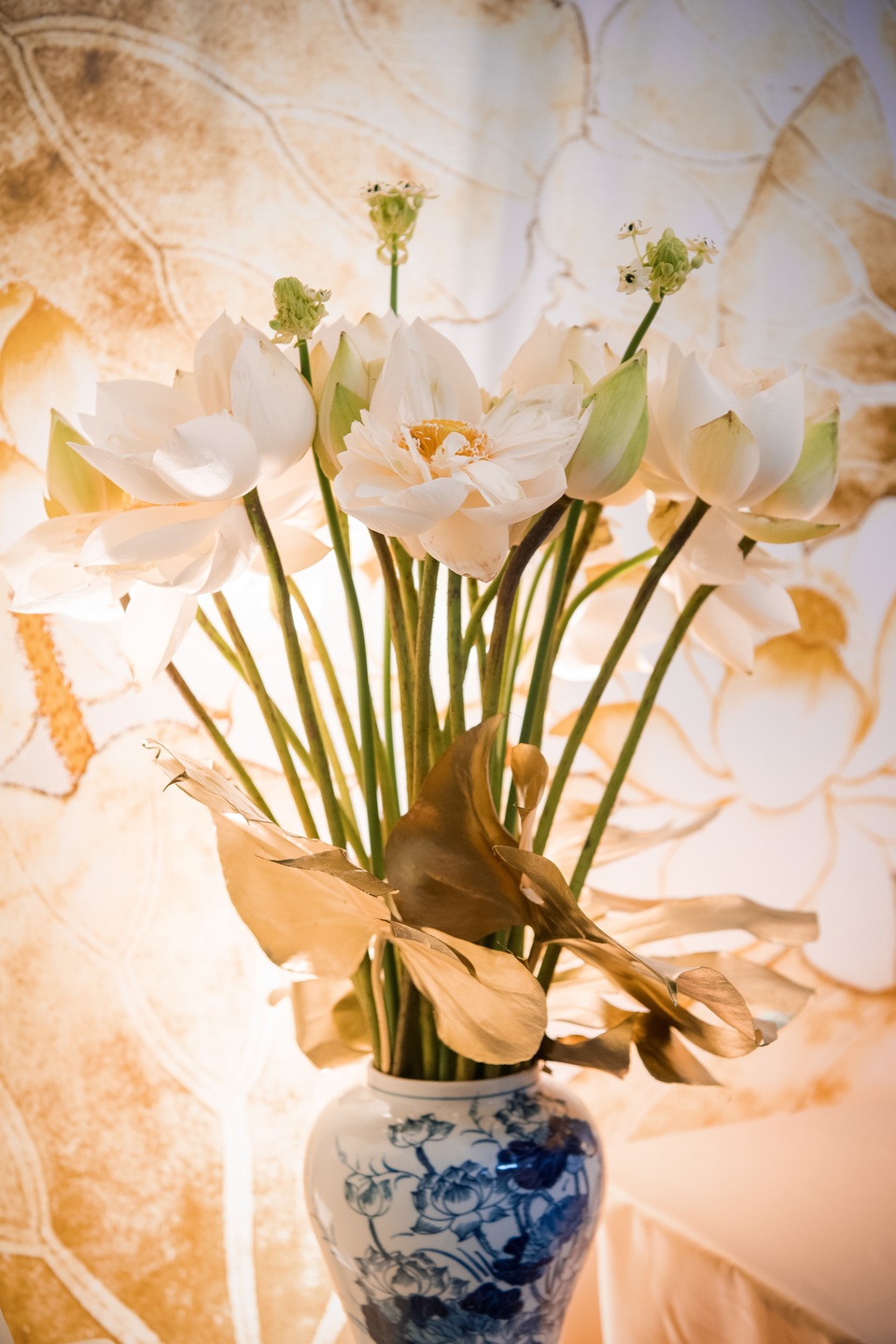 Chồng Tây đắm đuối khoá môi siêu mẫu Phương Mai trong lễ ăn hỏi - 13