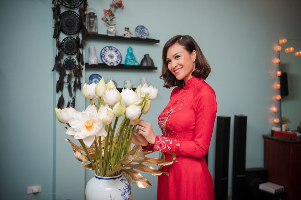 Chồng Tây đắm đuối khoá môi siêu mẫu Phương Mai trong lễ ăn hỏi - 7