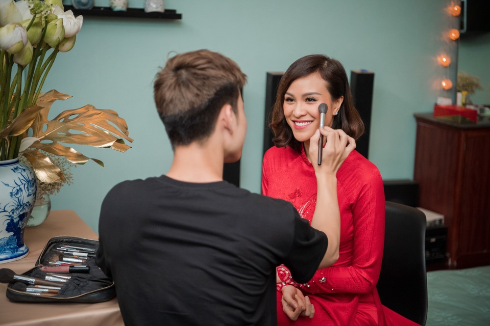 Chồng Tây đắm đuối khoá môi siêu mẫu Phương Mai trong lễ ăn hỏi - 5