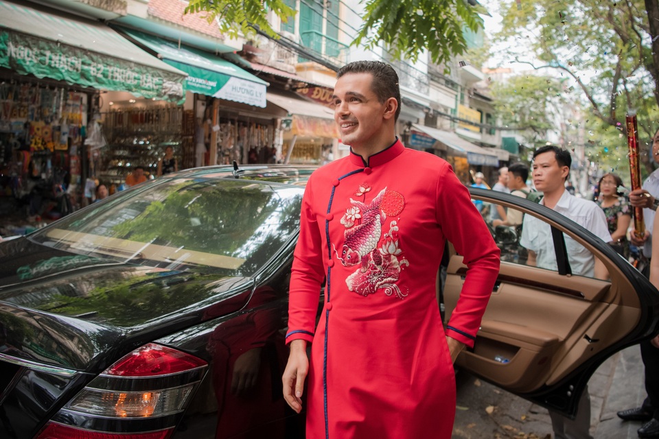 Chồng Tây đắm đuối khoá môi siêu mẫu Phương Mai trong lễ ăn hỏi - 4