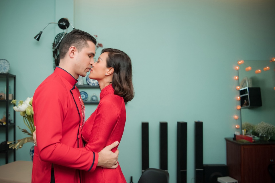 Chồng Tây đắm đuối khoá môi siêu mẫu Phương Mai trong lễ ăn hỏi - 1