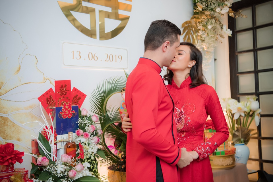 Chồng Tây đắm đuối khoá môi siêu mẫu Phương Mai trong lễ ăn hỏi - 2