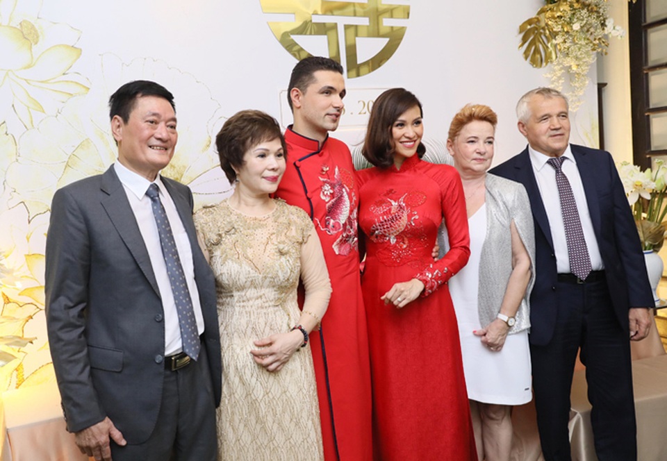 Chồng Tây đắm đuối khoá môi siêu mẫu Phương Mai trong lễ ăn hỏi - 9