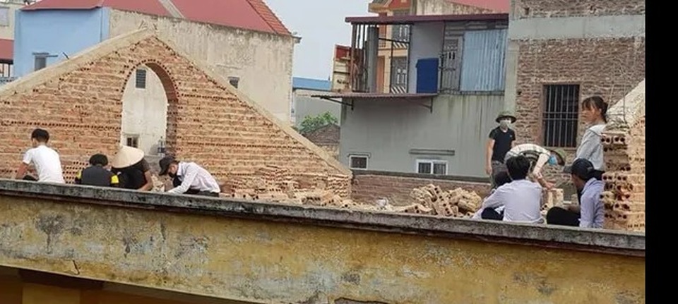 Vụ phạt học sinh đẽo gạch trên mái nhà giữa trời nắng nóng: Kỉ luật giáo viên - 1 Vụ phạt học sinh đẽo gạch trên mái nhà giữa trời nắng nóng: Kỉ luật giáo viên - 1