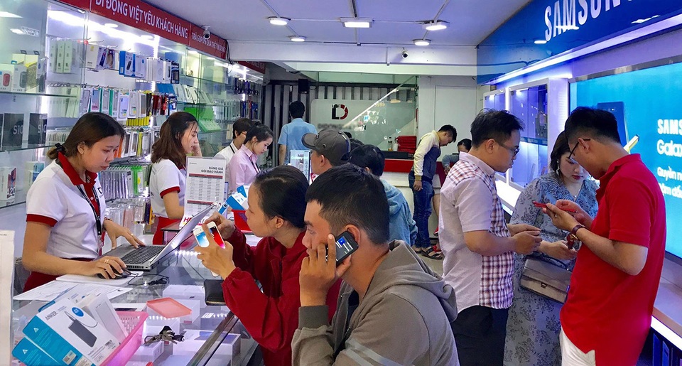 Nghịch lý: Smartphone cao cấp giảm giá mạnh, dân vẫn chuộng hàng cũ - 1 Nghịch lý: Smartphone cao cấp giảm giá mạnh, dân vẫn chuộng hàng cũ - 1