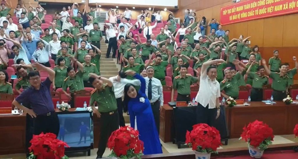 Bộ trưởng Công an lần đầu tập thể dục ngay trong hội trường cùng Bộ trưởng Y tế - 1 Bộ trưởng Công an lần đầu tập thể dục ngay trong hội trường cùng Bộ trưởng Y tế - 1