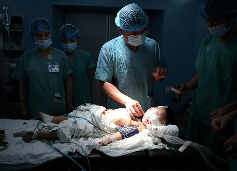 Các bác sĩ Bệnh viện Trung ương Huế mổ tim miễn phí cho bệnh nhân ở Hà Tĩnh - 1