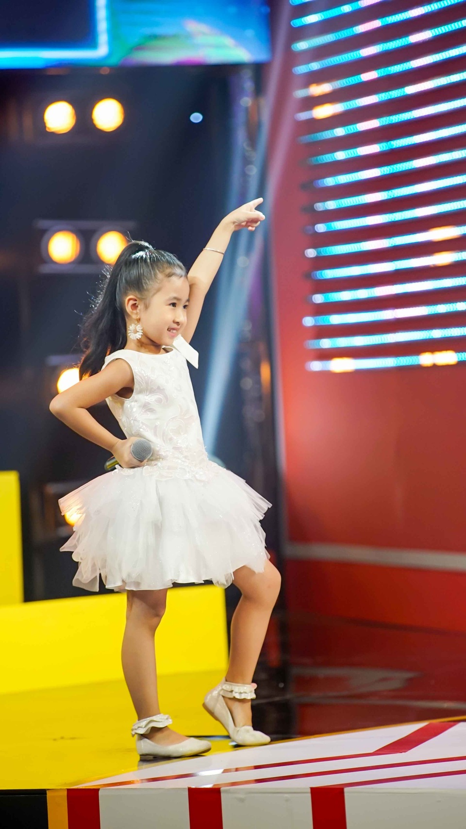 Cô bé chưa biết chữ hát karaoke “vanh vách” khiến Xuân Nghị “phát cuồng” - 1